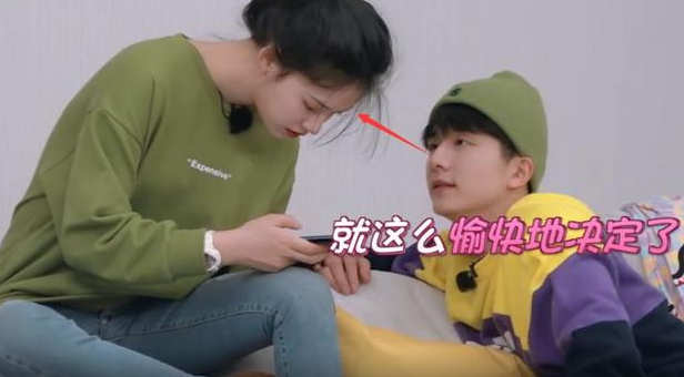 林允在沙发跟张新成聊天,看清林允的放腿姿势,真实关系一目了然