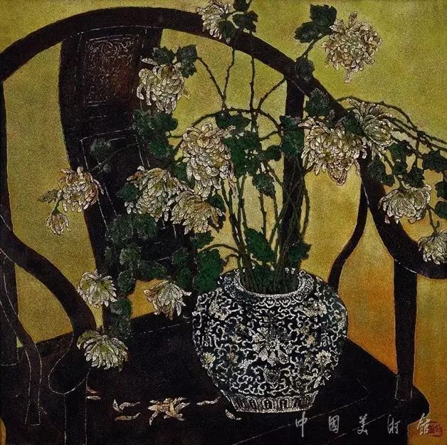李小康创作年代:1996规格:60×60cm作品简介:这幅静物花卉漆画基本以
