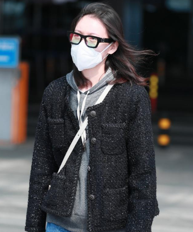 这还是韩雪吗?戴口罩加眼镜大塑料袋子套身上,造型亲妈都难认出