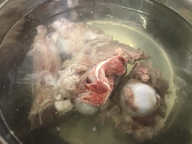 煲汤是个技术活,教你一种配方熬大骨汤,浓郁又清香