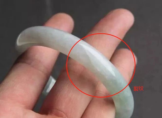 翡翠中的瑕疵,细说裂纹和石纹