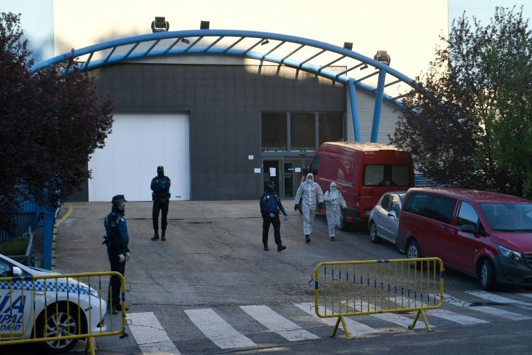 西班牙殡仪馆缺防护物资无法接收尸体 把溜冰场改成临时停尸房