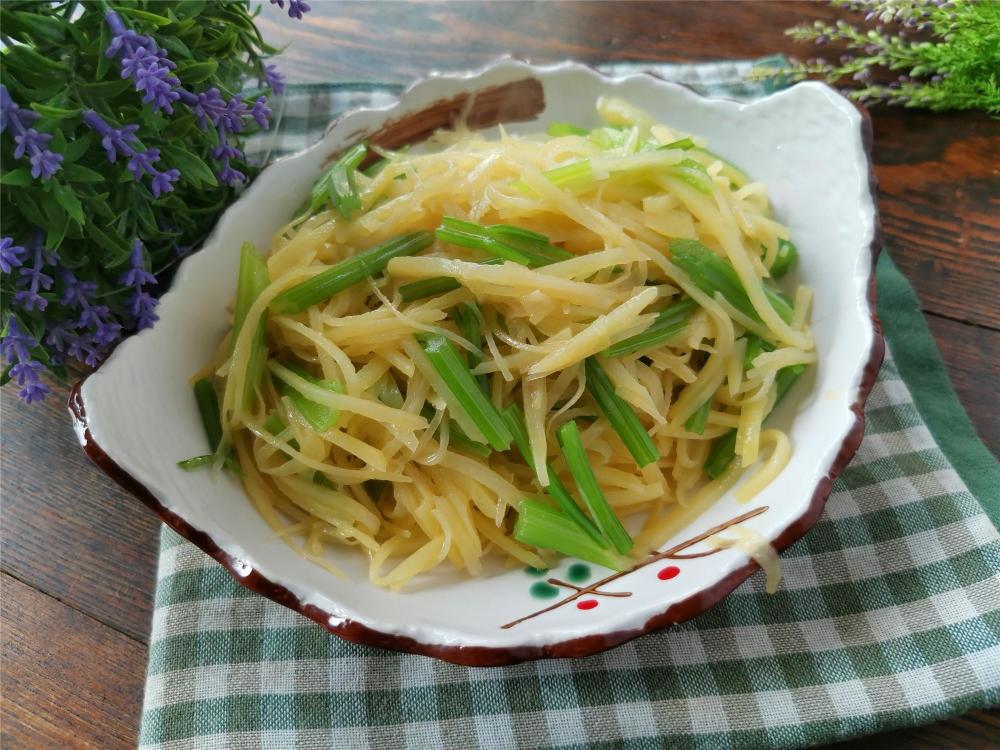 土豆的家常做法,炒土豆丝和这个食材搭配,清香又好吃