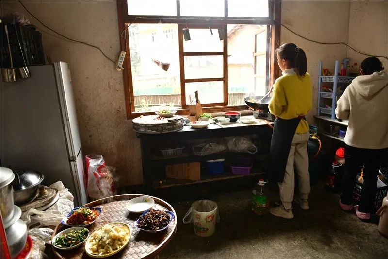 云南:独龙江外来媳妇够硬核!农家乐红红火火迎宾客
