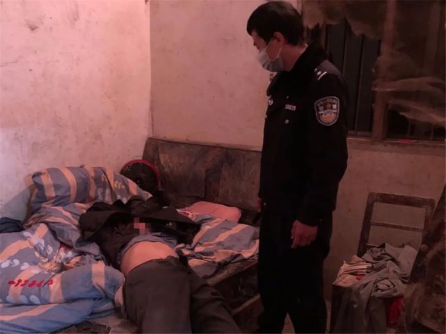 无独有偶, 群众在沙子岭工业园区一路口附近,发现一名醉酒男子躺在