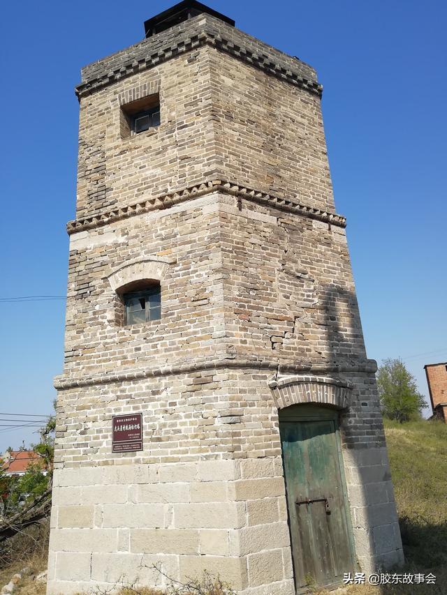 胶东古迹莱州虎头崖海边有一座老辈的航标灯塔
