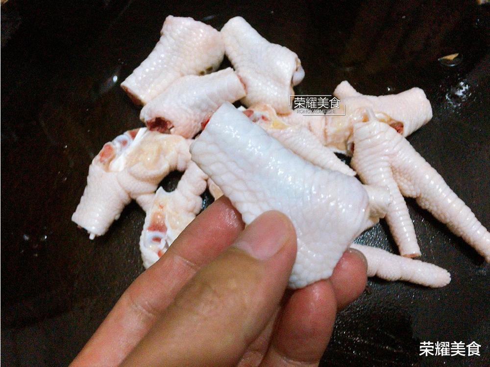 【操作步骤】 步骤一:首先把鸡脚剁成小件,然后用清水冲洗一下.