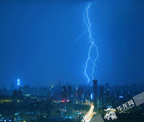 夜空中的闪电.华龙网-新重庆客户端记者 张质 摄