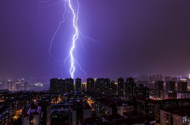 有多少人在重庆被"惊雷":举头望风雨雷电,低头看遍地