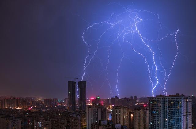有多少人在重庆被"惊雷:举头望风雨雷电,低头看遍地冰雹