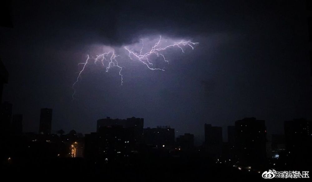 昨夜暴雨闪电 冰雹模式……今天又是27°c