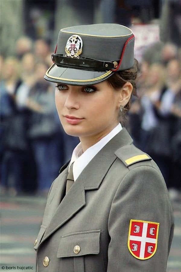 塞尔维亚女兵美如超模,曾拿枪抵抗侵略,如今穿上白卦