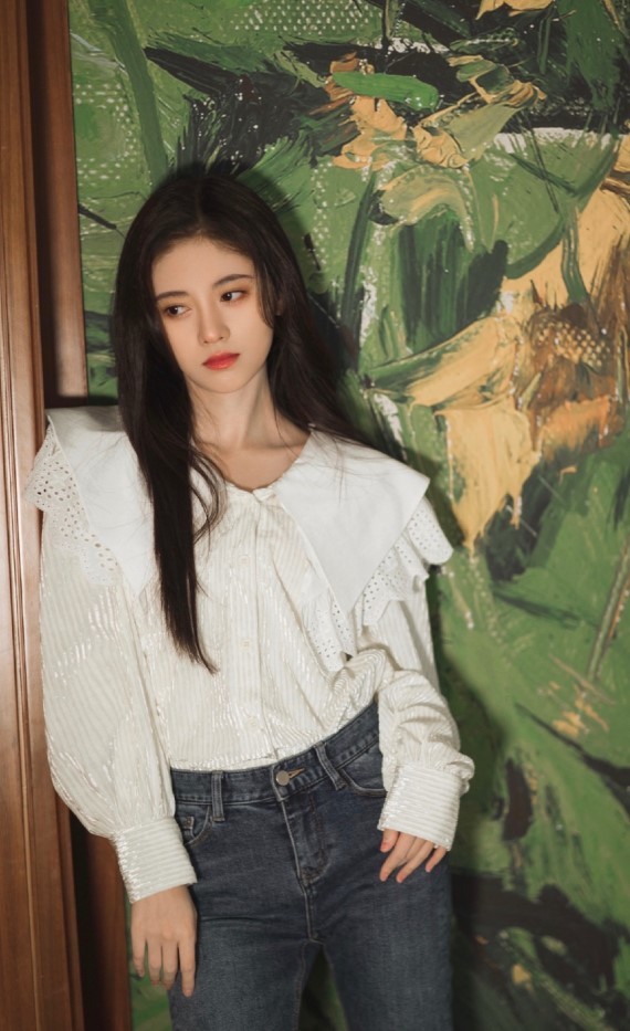 鞠婧祎开始"发育过猛"了吧,穿白丝睡衣拍照,侧身简直a