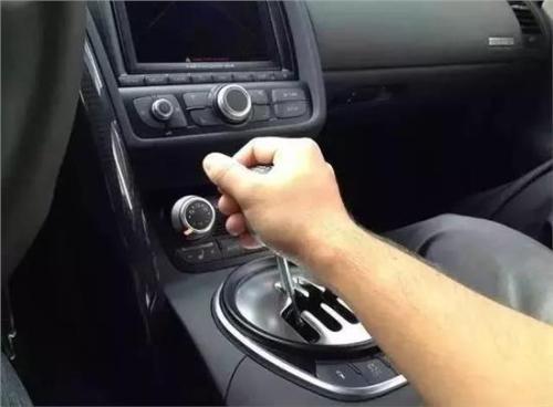 自动挡车“4大忌”，新手开车要注意