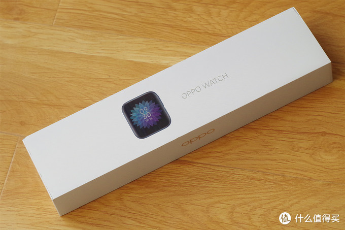 oppowatch2包装盒,oppowatch2 oppo watch包装比较简约,除了手表外,还有标配的vooc闪充底座,说明书