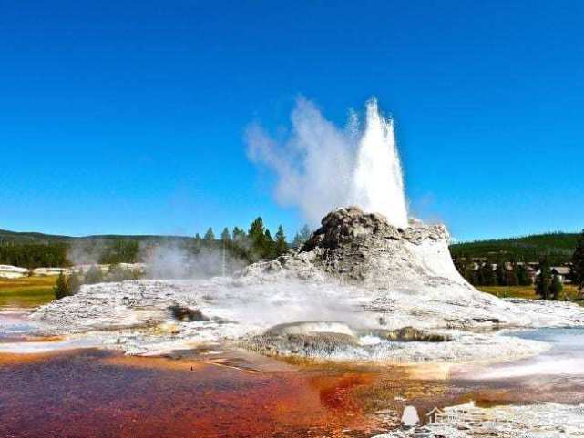 黄石公园喷泉活跃一月地震上百次,有人担忧超级火山