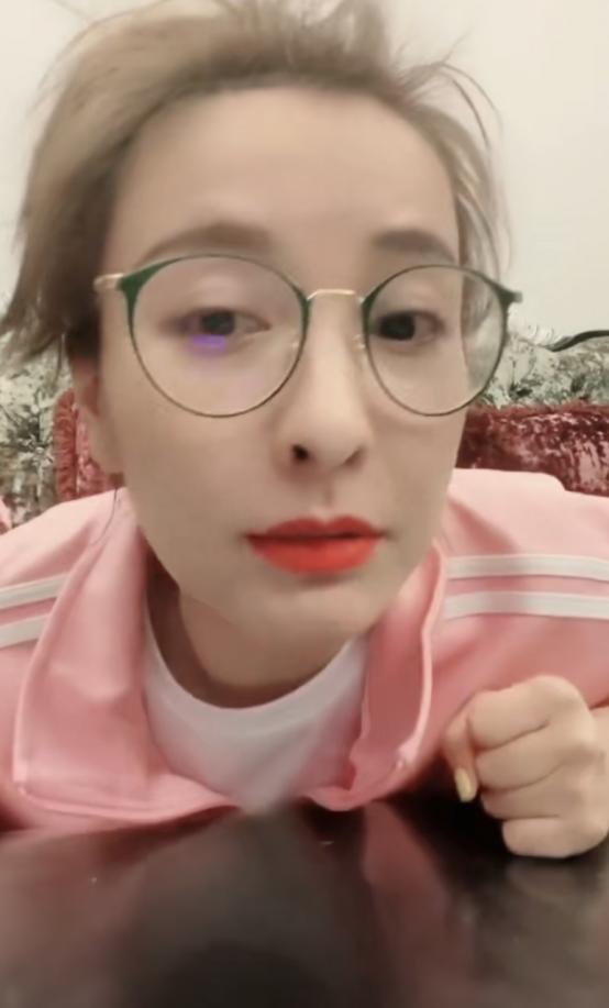吴昕一身运动装在家带货,虽然妆容精致,但五官近看却显疲惫