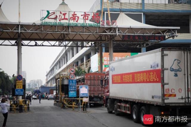 果蔬及副食品的大货车先后抵达广州市增槎路的广州江南果菜批发市场