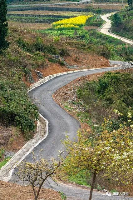 去时的山路弯多路窄,减速慢行,这乡村公路也是炒油路,安全性比过去