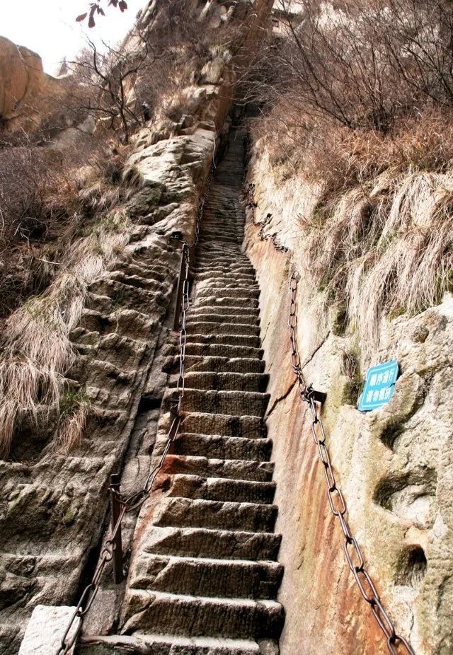 网友纷纷感慨:这里是华山最陡的地方之一,身后万丈悬崖,脚前一条天路