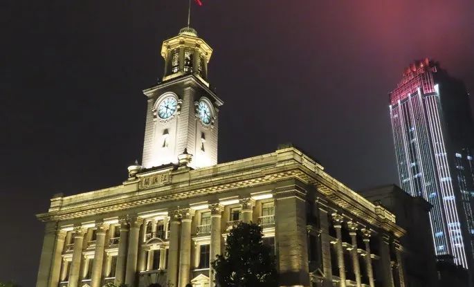 位于沿江大道与江汉路交汇处,钟楼典雅美观,其四面装有直径4米的时钟