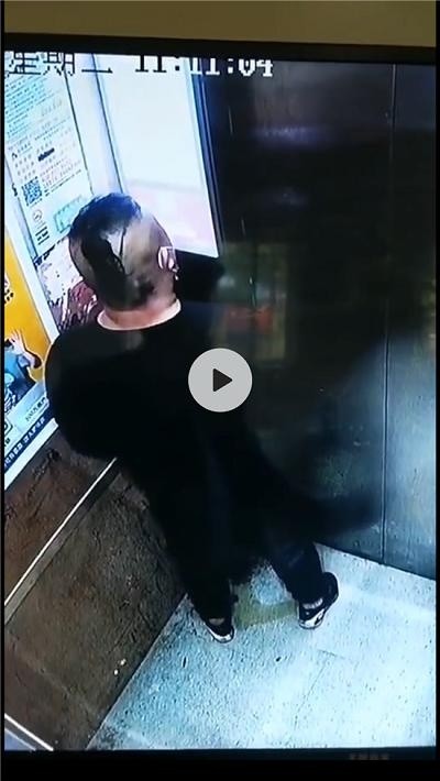 监控拍到长沙一男子在小区电梯内小便,没想到身份竟是