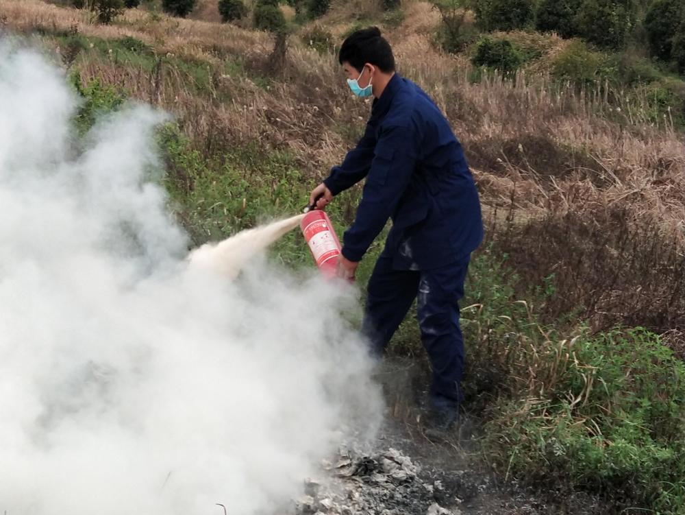 消防给养员归队途中巧灭初起山火 野外烧荒需谨慎