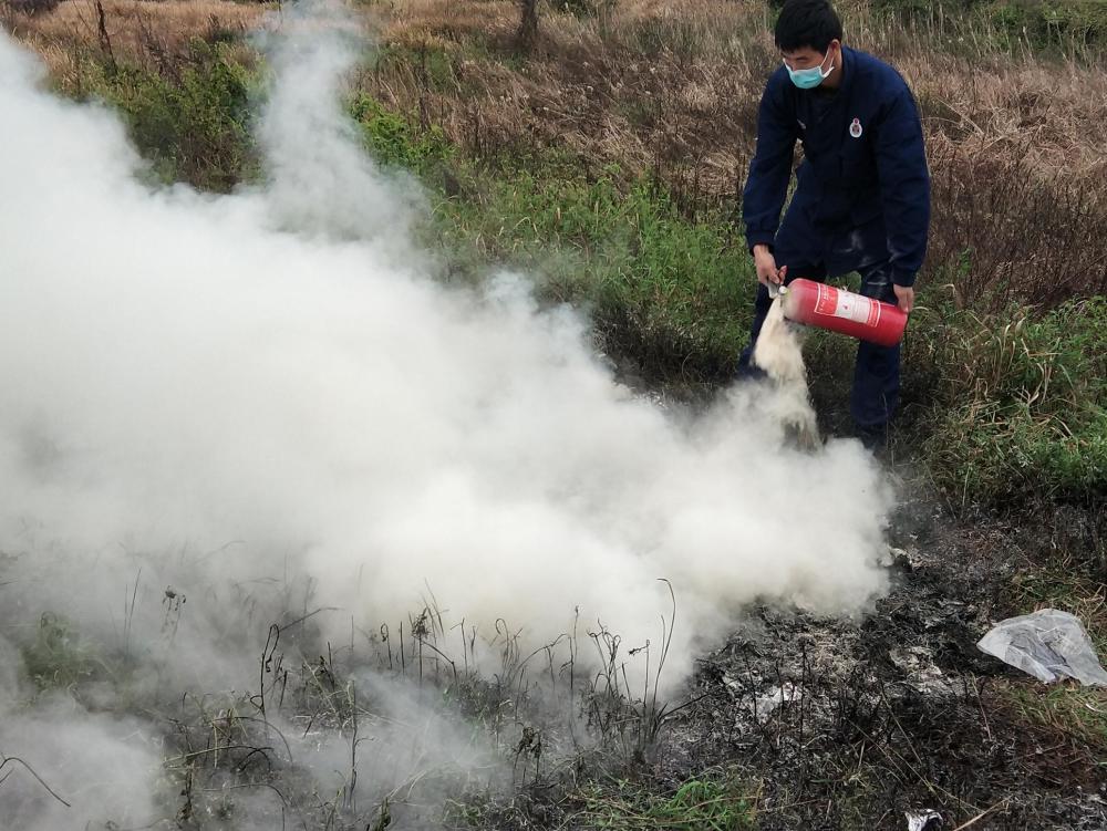 消防给养员归队途中巧灭初起山火 野外烧荒需谨慎