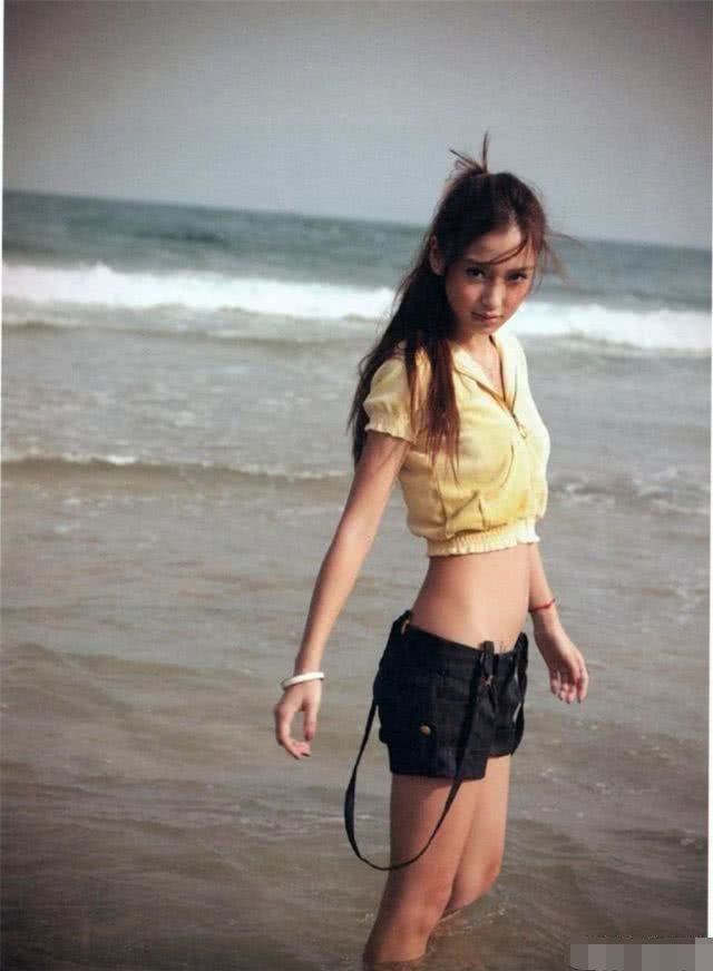 baby海滩玩耍旧照被扒,22英寸腰围身材太迷人,难怪终结黄晓明成赢家