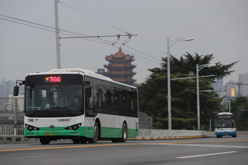 2020年3月25日,武汉武珞路,行驶在黄鹤楼旁的公交车.