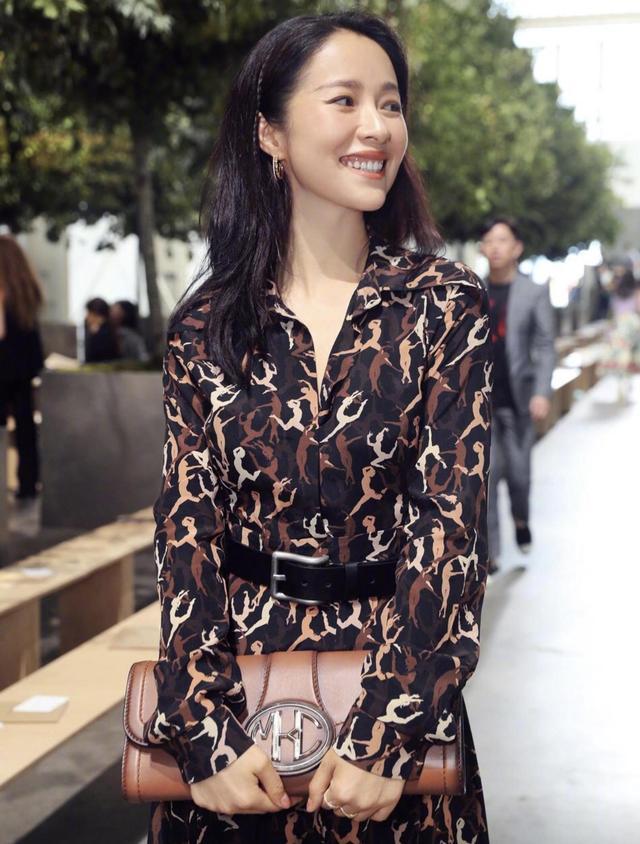 江一燕这身材真是绝了,薄纱裙显身材,比例更似"二八分"