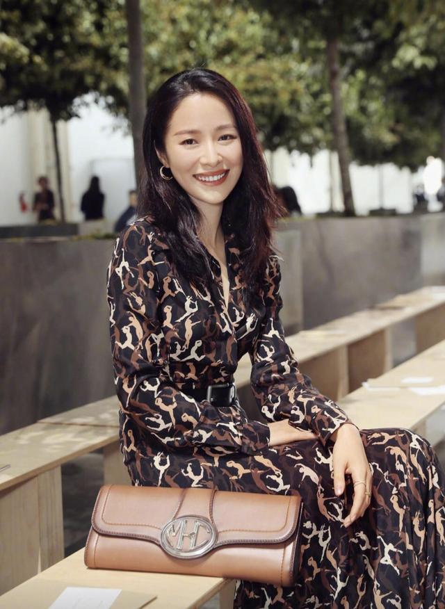 江一燕这身材真是绝了,薄纱裙显身材,比例更似"二八分"
