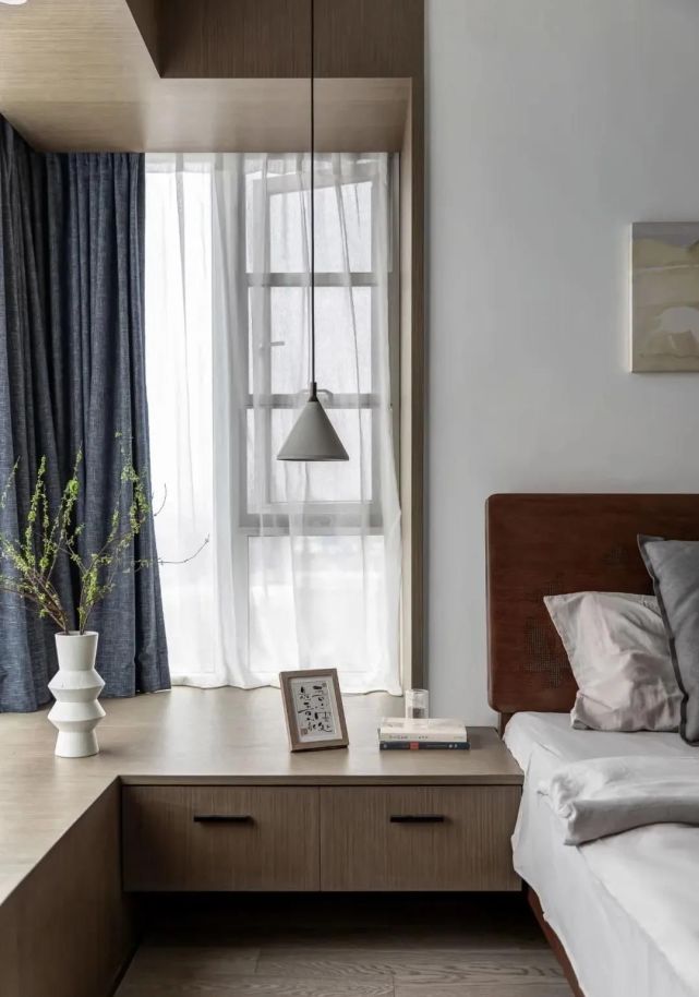 床头一侧飘窗台面兼具床头柜使用 吊灯与壁灯的非对称设计 让空间更加