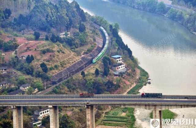 "绿巨人"顺着蜿蜒s型的铁路行驶,与成巴高速大桥,金乐公路,沱江形成了