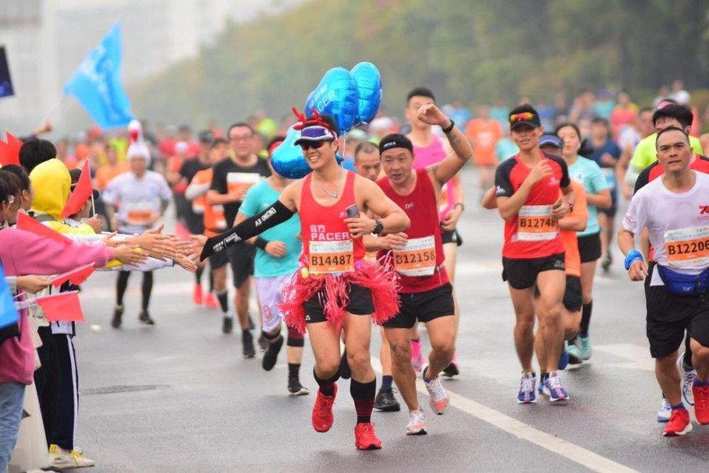 厉害！杭州大神穿拖鞋跑完111公里，坚持跑步6年变身肌肉男神！