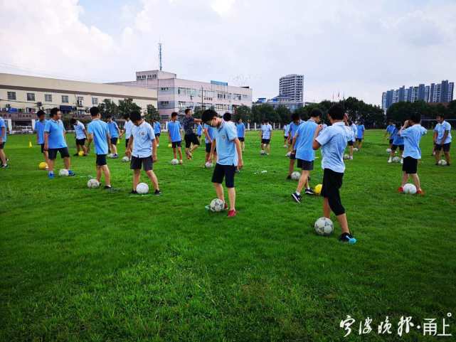 宁波市洪塘中学学生在上体育课.(资料图,学校供图)