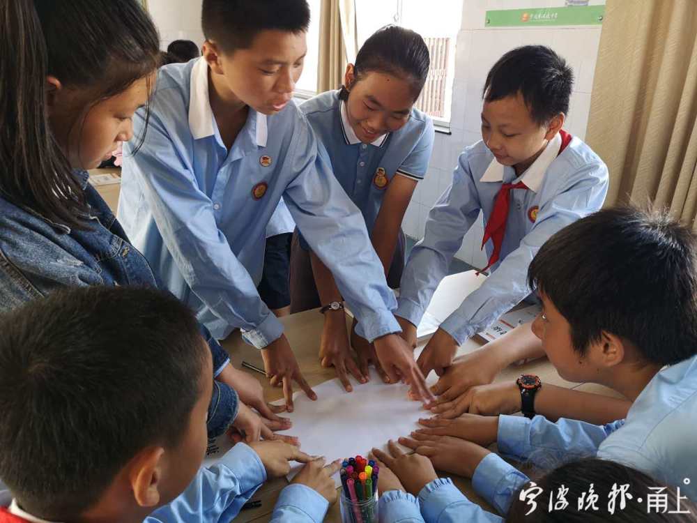 宁波市洪塘中学学生在教室交流探讨.