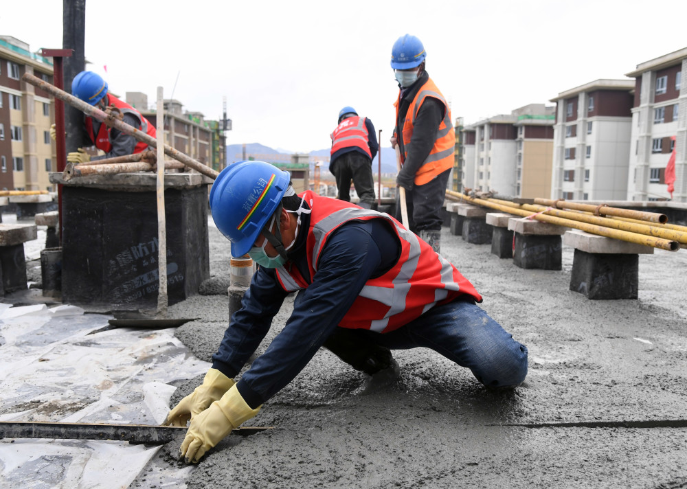 3月26日,在永靓家园施工现场,建设者在进行屋面防水保护层施工作业.