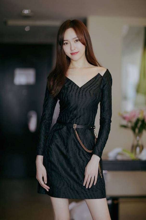 的长相就是偏御姐风的,而她在日常生活的一些穿搭也大多是这种风格