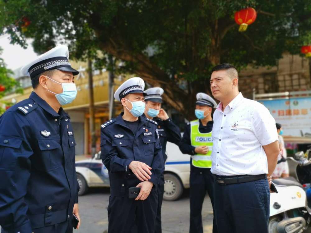 陈向副支队,谢海云大队长带队奋战在路面;安铺镇陈荣成镇长积极参加