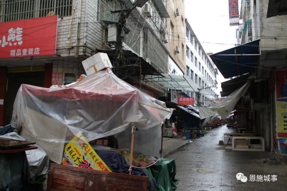 "家住龙凤集镇的居民王先生说,整治之前,新建街,龙凤街,马路街的街道