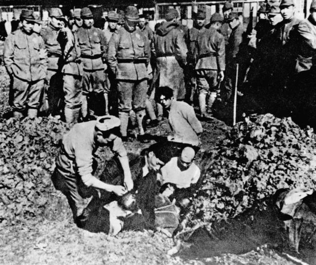 日军在南京肆意屠杀,被俘士兵被问为何不反抗?老兵道