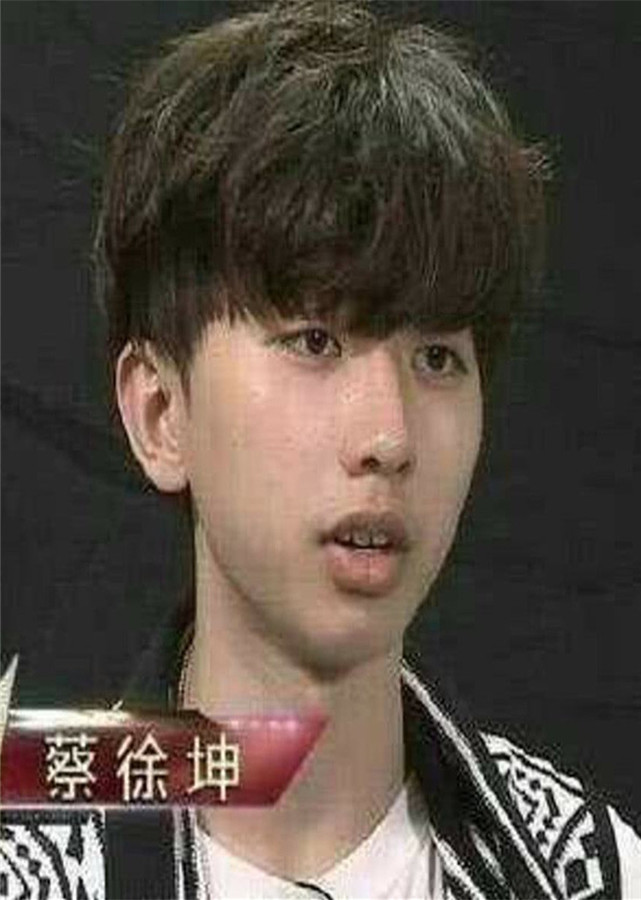 "以前嫌他丑,如今追成狗,本以为只有蔡徐坤,直到lisa旧照曝光!