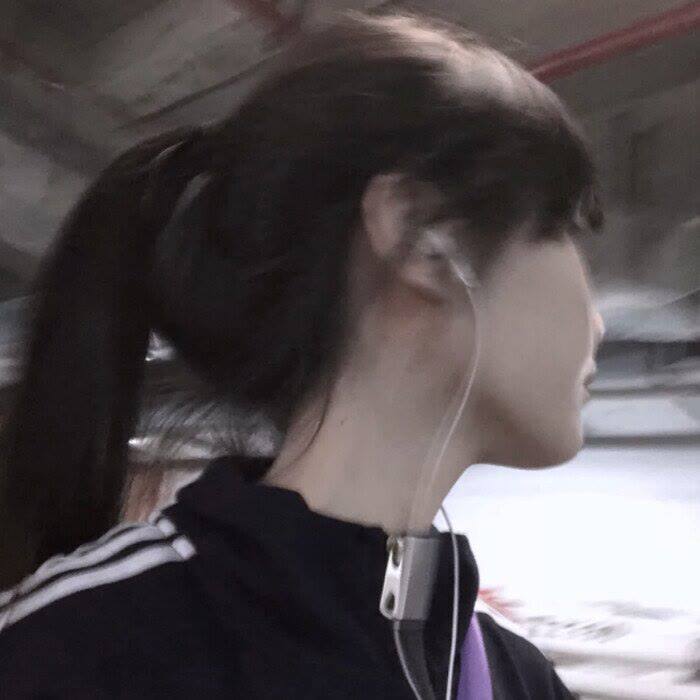 忧郁女生头像:你回来好不好,我已经好久没笑了!