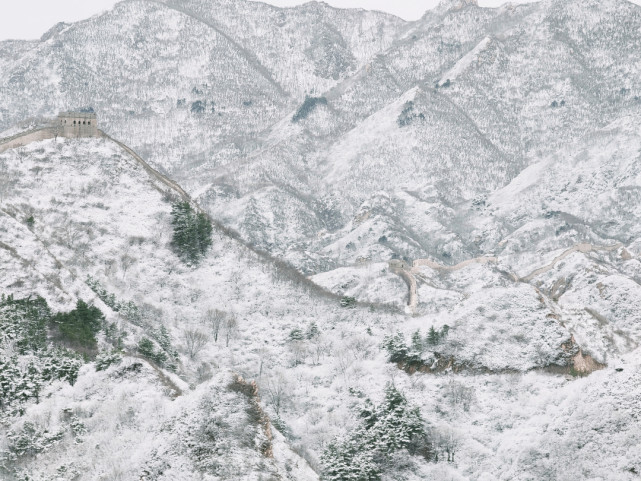 北边桃花,南边雪:八达岭长城现春日奇景,美成"中国画"