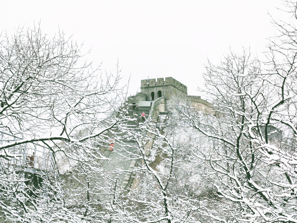 但步道也有别样风景,使用2x变焦,包围式构图,落满积雪的树枝将烽火台