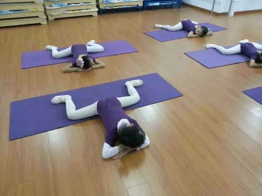 为什么有些人没练过舞,却能轻而易举的下腰劈叉?真相你绝对想不到!