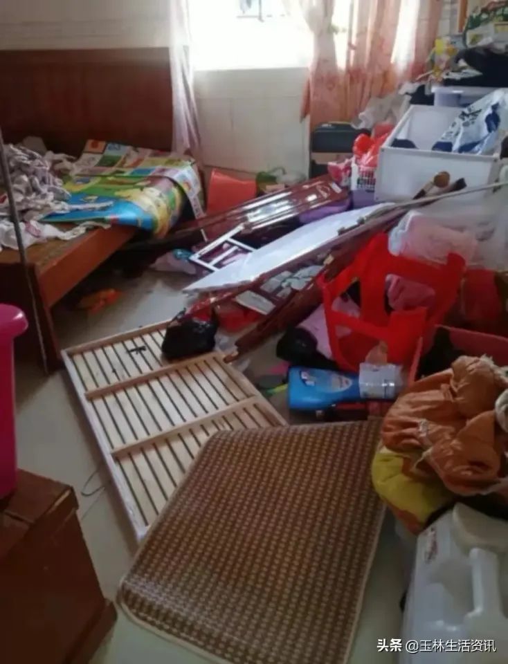 玉林两夫妻因家庭琐事发生争吵,摔沙发,扔茶几,还