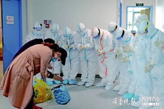 最后出院的两名患者向医护人员鞠躬致谢.医疗队员李洪振 摄