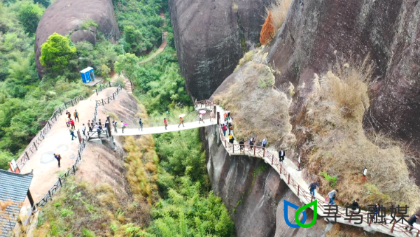 下面小编先带你走进青龙岩 青龙岩旅游度假区项目位于赣粤闽三省交界